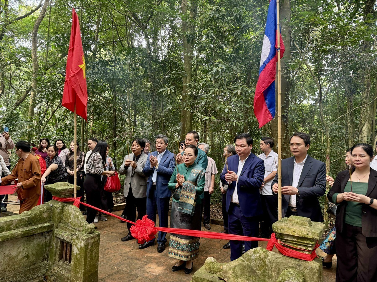 Đại sứ Lào tại Việt Nam dâng hương, trồng cây hoa Chămpa tại Đền thờ công chúa Nhồi Hoa Đại sứ Lào tại Việt Nam dâng hương, trồng cây hoa Chămpa tại Đền thờ công chúa Nhồi Hoa