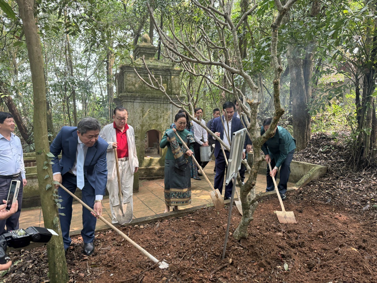 Đại sứ Lào tại Việt Nam dâng hương, trồng cây hoa Chămpa tại Đền thờ công chúa Nhồi Hoa Đại sứ Lào tại Việt Nam dâng hương, trồng cây hoa Chămpa tại Đền thờ công chúa Nhồi Hoa