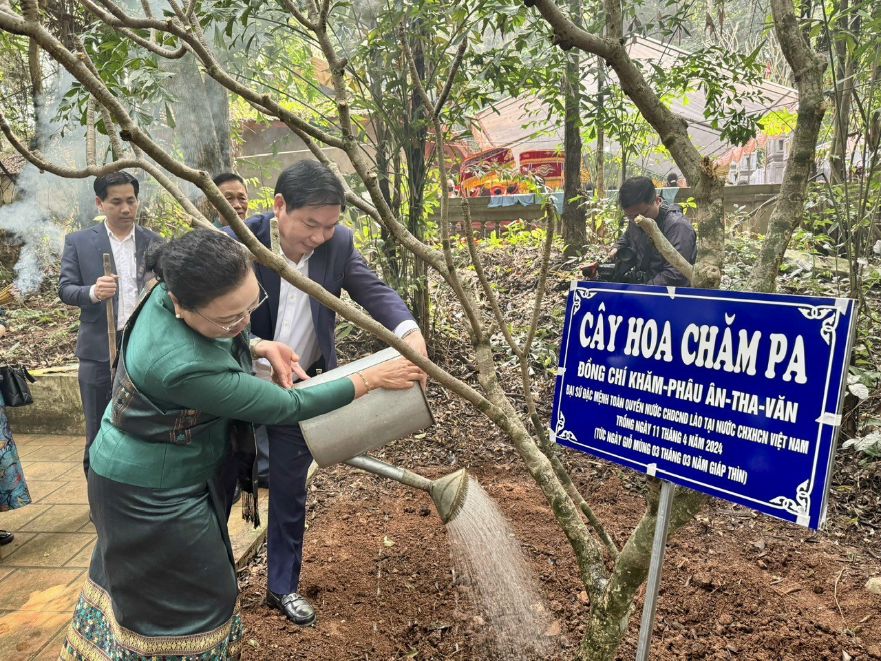 Đại sứ Lào tại Việt Nam dâng hương, trồng cây hoa Chămpa tại Đền thờ công chúa Nhồi Hoa Đại sứ Lào tại Việt Nam dâng hương, trồng cây hoa Chămpa tại Đền thờ công chúa Nhồi Hoa