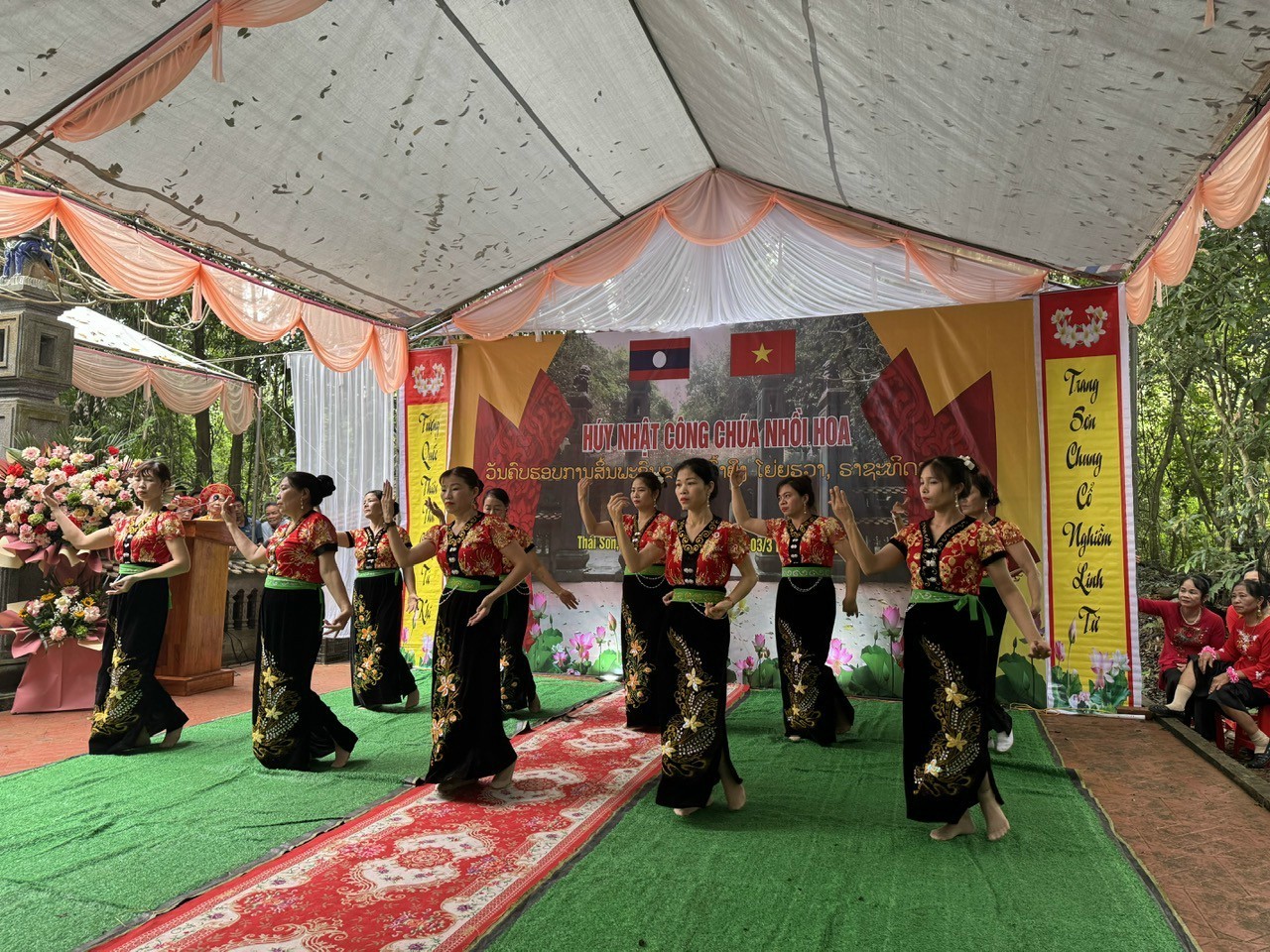 Đại sứ Lào tại Việt Nam dâng hương, trồng cây hoa Chămpa tại Đền thờ công chúa Nhồi Hoa Đại sứ Lào tại Việt Nam dâng hương, trồng cây hoa Chămpa tại Đền thờ công chúa Nhồi Hoa