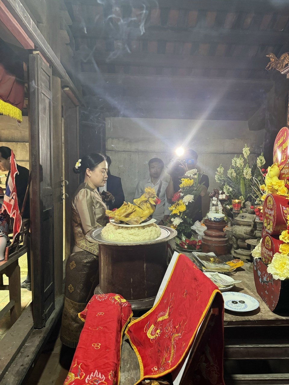 Đại sứ Lào tại Việt Nam dâng hương, trồng cây hoa Chămpa tại Đền thờ công chúa Nhồi Hoa Đại sứ Lào tại Việt Nam dâng hương, trồng cây hoa Chămpa tại Đền thờ công chúa Nhồi Hoa