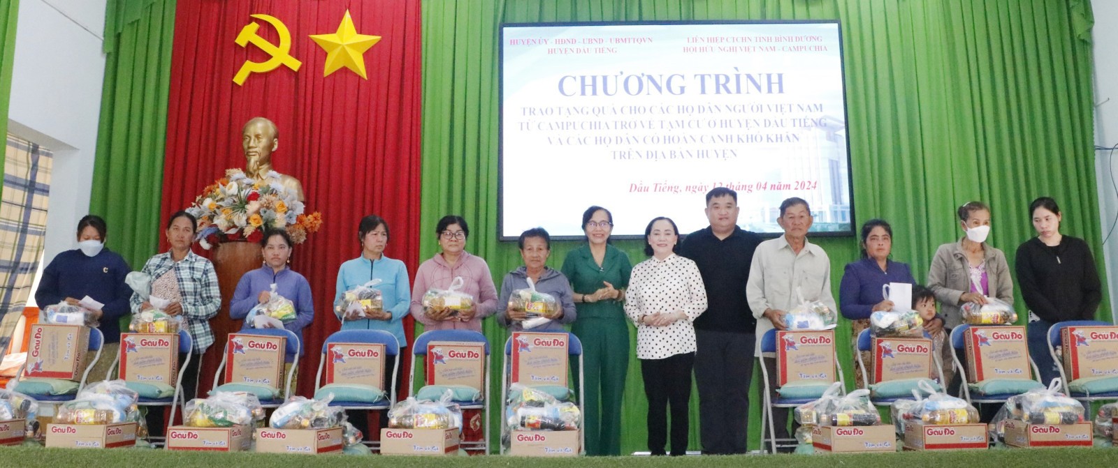 Bình Dương: tặng quà cho gia đình người Việt Nam từ Campuchia trở về sinh sống ở huyện Dầu Tiếng Bình Dương: tặng quà cho gia đình người Việt Nam từ Campuchia trở về sinh sống ở huyện Dầu Tiếng