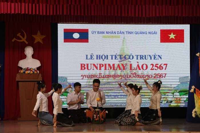 Quảng Ngãi tổ chức lễ hội Tết cổ truyền Bunpimay cho hơn 100 sinh viên Lào Quảng Ngãi tổ chức lễ hội Tết cổ truyền Bunpimay cho hơn 100 sinh viên Lào
