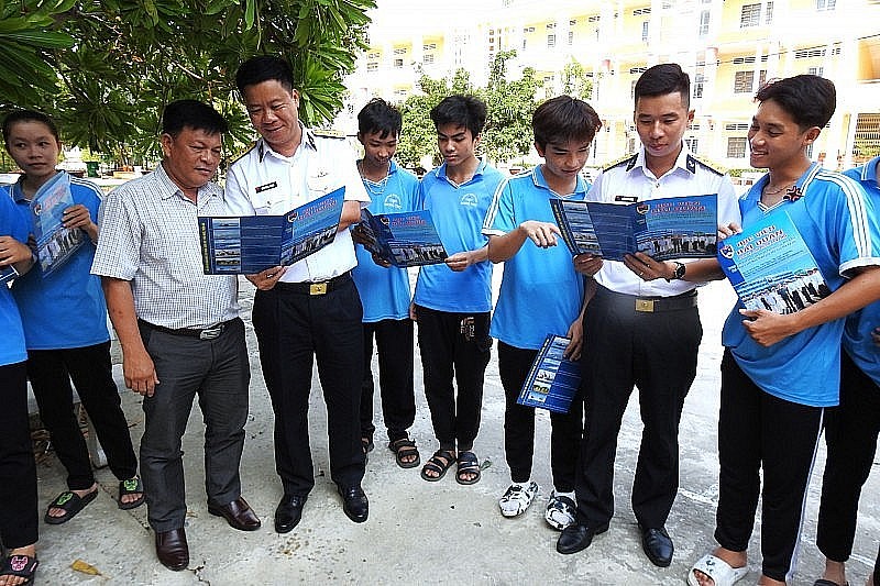 Naval Region 5: Bringing Sea and Island Information to over 6,000 people in Kien Giang Naval Region 5: Bringing Sea and Island Information to over 6,000 people in Kien Giang