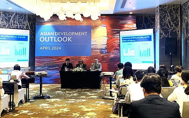 A press conference to release the Asian Development Outlook (ADO), Ha Noi, April 11, 2024. Photo: VGP A press conference to release the Asian Development Outlook (ADO), Ha Noi, April 11, 2024. Photo: VGP