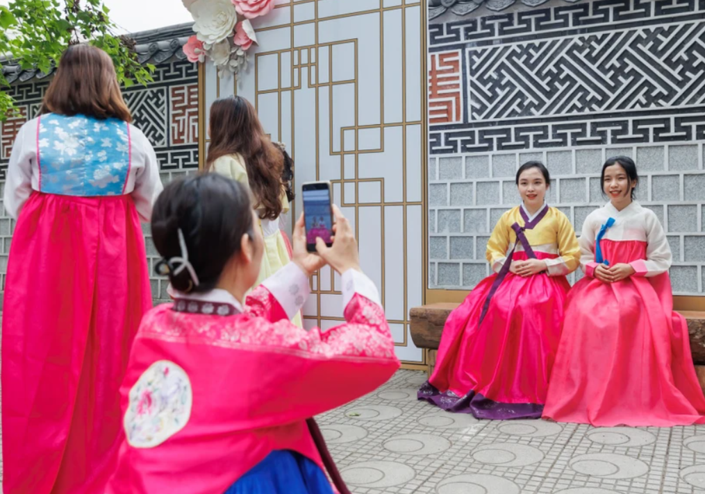 Người dân Thủ đô được tham quan, chụp ảnh và trải nghiệm muối kim chi Hàn Quốc Người dân Thủ đô được trải nghiệm muối kim chi, chơi trò chơi dân gian Hàn Quốc
