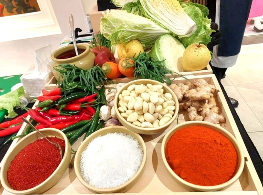 Các nguyên liệu dùng để muối kimchi truyền thống Hàn Quốc. (Ảnh: Vietnam+) Các nguyên liệu dùng để muối kimchi truyền thống Hàn Quốc. (Ảnh: Vietnam+)