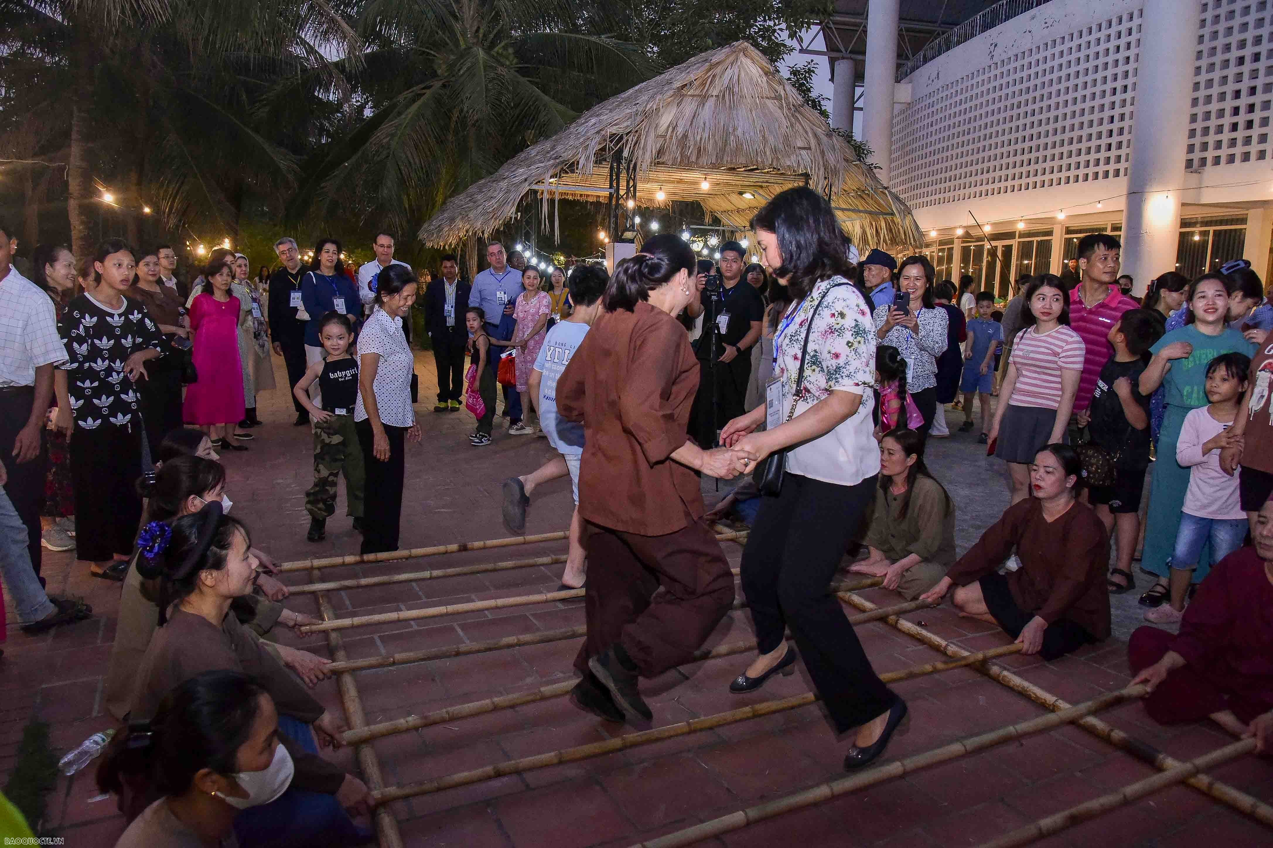 Các nhà ngoại giao cùng nhau tìm hiểu không gian văn hóa xứ Đoài Các nhà ngoại giao đến với không gian văn hóa xứ Đoài