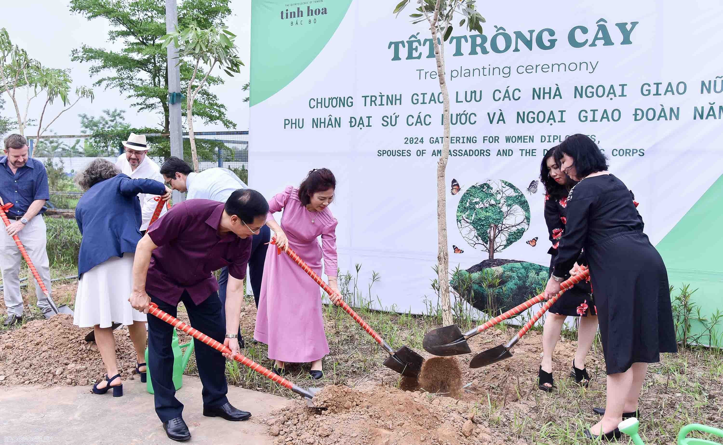 Các nhà ngoại giao cùng nhau tìm hiểu không gian văn hóa xứ Đoài Các nhà ngoại giao đến với không gian văn hóa xứ Đoài
