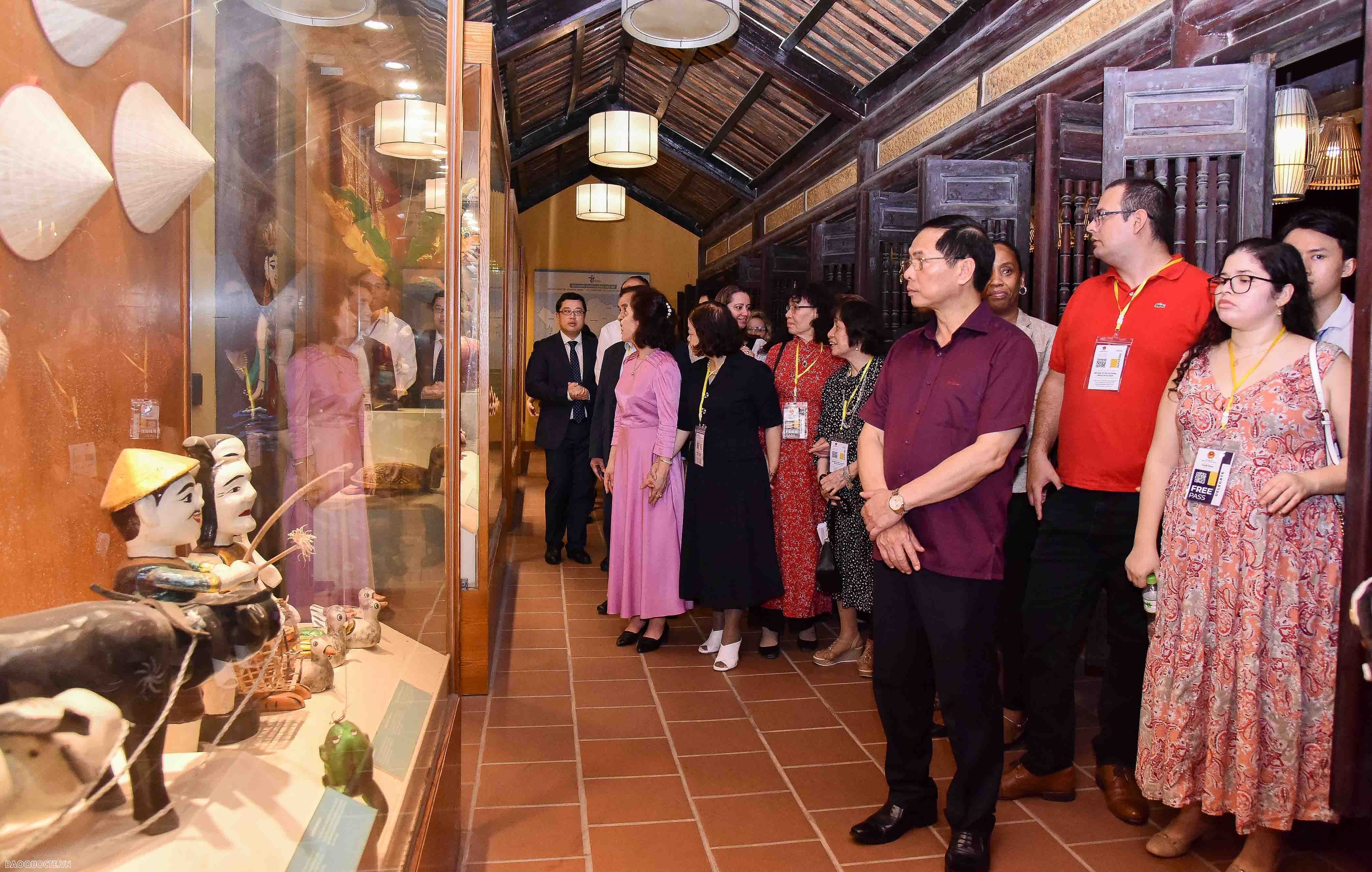 Các nhà ngoại giao cùng nhau tìm hiểu không gian văn hóa xứ Đoài Các nhà ngoại giao đến với không gian văn hóa xứ Đoài