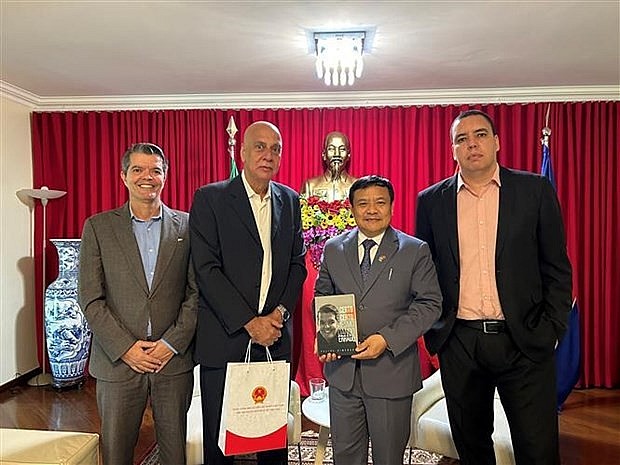 Vietnamese Ambassador to Brazil Bui Van Nghi (second from right) and Vice Mayor of Rio de Janeiro Nilton Caldeira (third from right). (Photo published by VNA) Vietnamese Ambassador to Brazil Bui Van Nghi (second from right) and Vice Mayor of Rio de Janeiro Nilton Caldeira (third from right). (Photo published by VNA)