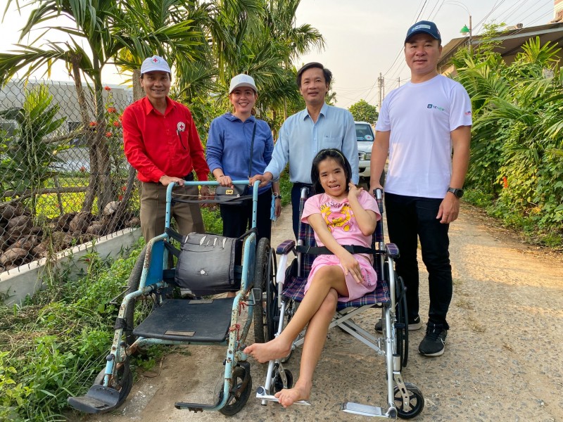 Một người thụ hưởng nhận được một chiếc xe lăn mới thay cho chiếc xe lăn cũ. Một người thụ hưởng nhận được một chiếc xe lăn mới thay cho chiếc xe lăn cũ.