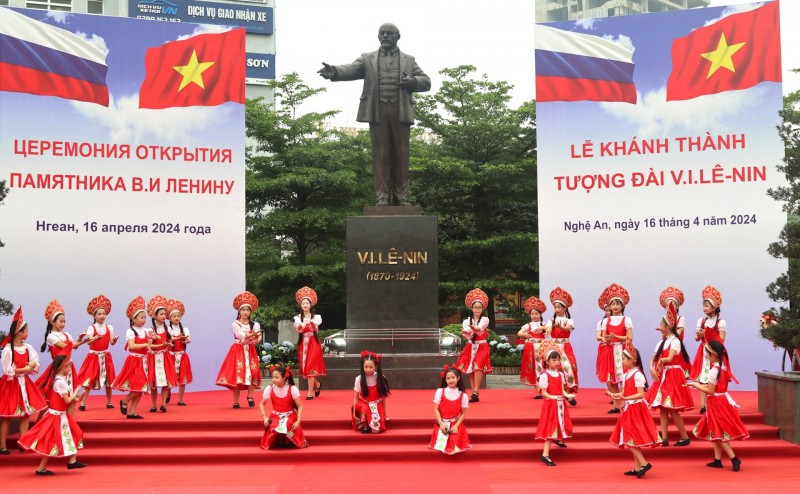 Khánh thành tượng đài V.I.Lê-Nin tại Nghệ An: Thêm một biểu tượng của tình hữu nghị Việt - Nga Khánh thành tượng đài V.I.Lê-Nin tại Nghệ An: Thêm một biểu tượng của tình hữu nghị Việt - Nga