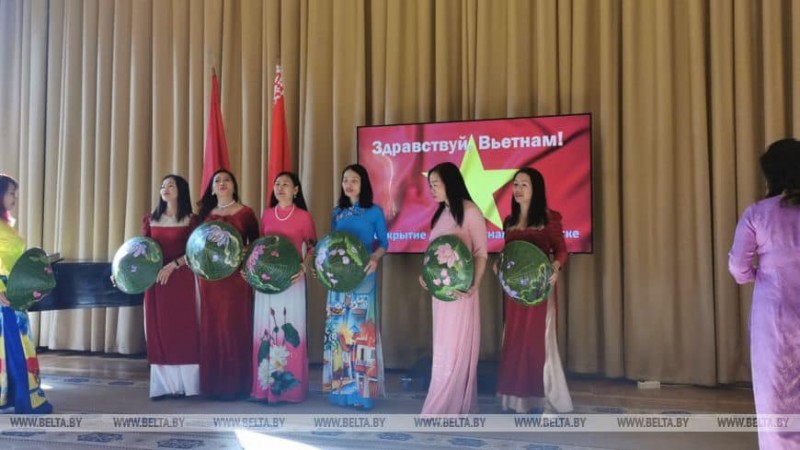 Bạn bè Belarus tìm hiểu lịch sử, truyền thống và văn hóa Việt Nam Bạn bè Belarus tìm hiểu lịch sử, truyền thống và văn hóa Việt Nam