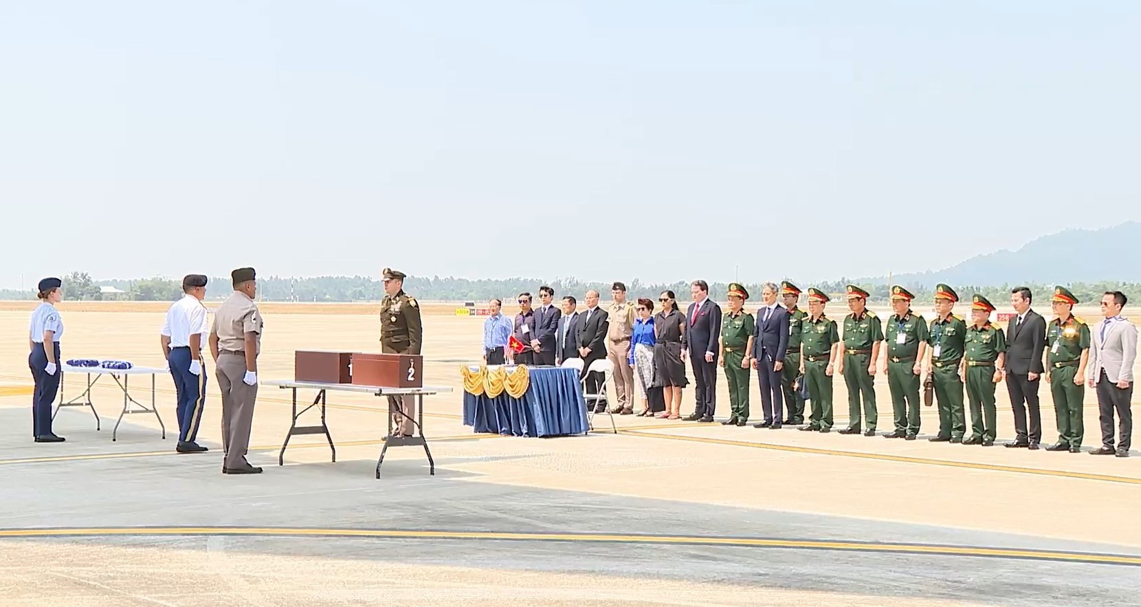 Việt Nam trao trả hài cốt quân nhân Hoa Kỳ mất tích trong chiến tranh 02 hài cốt quân nhân Hoa Kỳ mất tích trong chiến tranh hồi hương