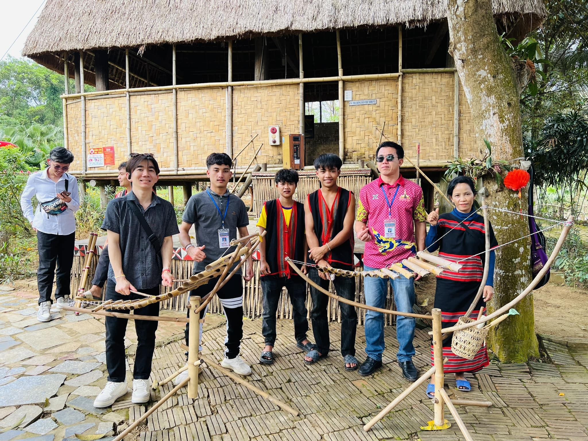 Hơn 300 lưu học sinh Lào, Campuchia trải nghiệm Làng văn hóa các dân tộc Việt Nam Hơn 300 lưu học sinh Lào, Campuchia trải nghiệm văn hóa các dân tộc Việt Nam