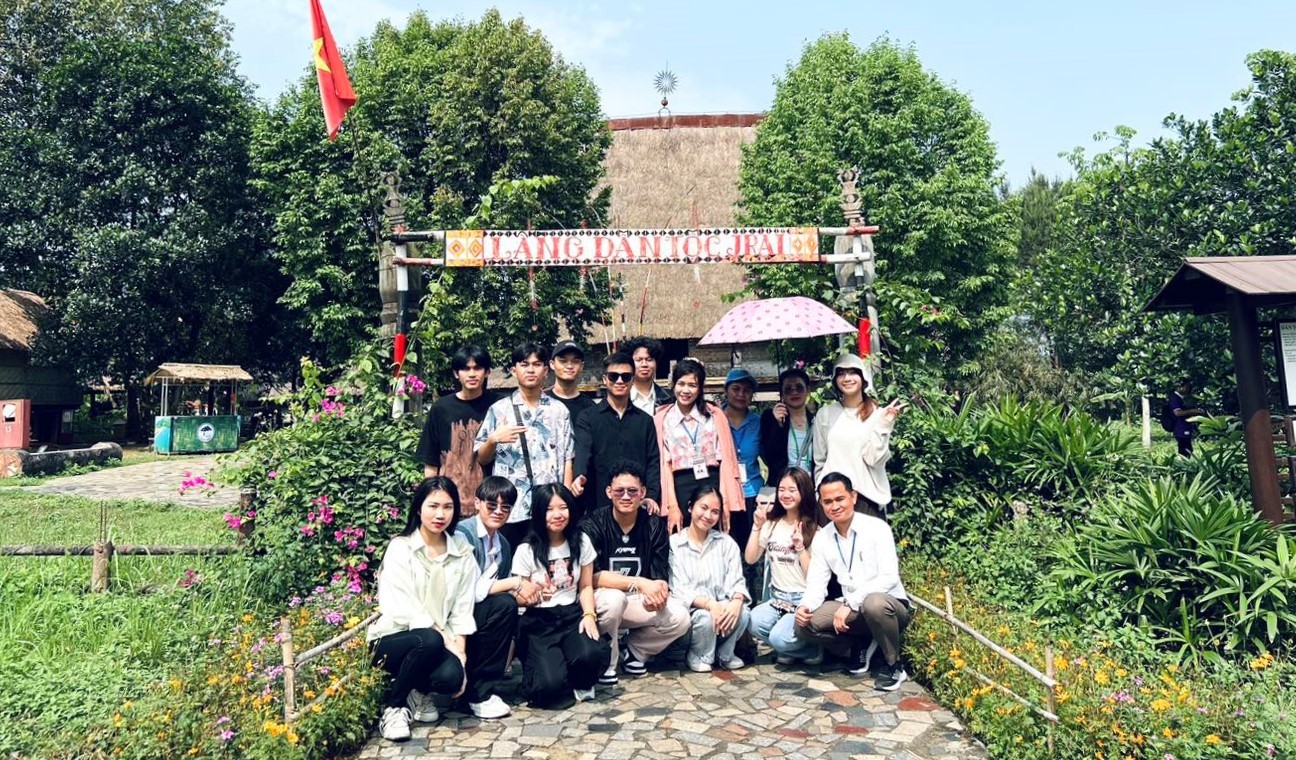 Hơn 300 lưu học sinh Lào, Campuchia trải nghiệm Làng văn hóa các dân tộc Việt Nam Hơn 300 lưu học sinh Lào, Campuchia trải nghiệm văn hóa các dân tộc Việt Nam