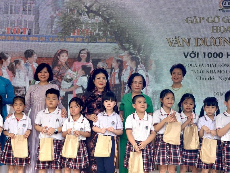 Vietnamese Artist Van Duong Thanh Interacts With 1,000 Students In Hanoi Vietnamese Artist Van Duong Thanh Interacts With 1,000 Students In Hanoi