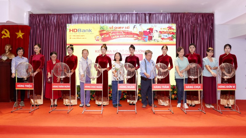 Tỷ phú xứ rừng ngập mặn phấn khởi nhận thưởng lớn tại HDBank Tỷ phú xứ rừng ngập mặn phấn khởi nhận thưởng lớn tại HDBank