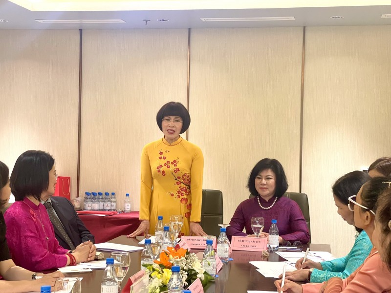 Diễn đàn phụ nữ Việt Nam tại Châu Âu kí kết hợp tác Hiệp hội nữ doanh nhân TP Hà Nội Diễn đàn phụ nữ Việt Nam tại Châu Âu kí kết hợp tác Hiệp hội nữ doanh nhân TP Hà Nội