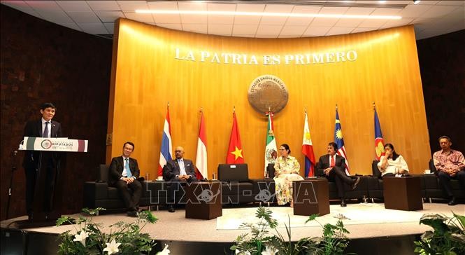 Sôi động Tuần lễ ASEAN tại Mexico - Việt Nam khẳng định vai trò Chủ tịch ACMC Sôi động Tuần lễ ASEAN tại Mexico - Việt Nam khẳng định vai trò Chủ tịch ACMC