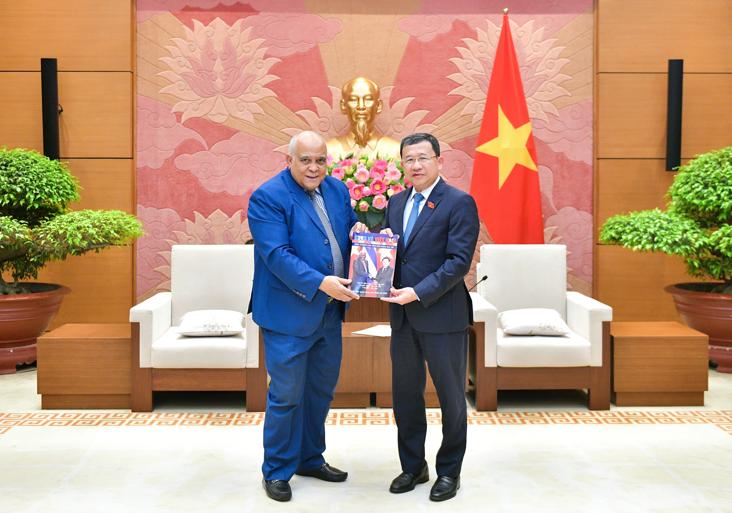 Đại sứ Orlando Hernández Guillén đã trao tặng Quốc hội Việt Nam cuốn Đặc san “Cuba và Việt Nam: Biểu tượng của tình hữu nghị anh em”. Đại sứ Orlando Hernández Guillén đã trao tặng Quốc hội Việt Nam cuốn Đặc san “Cuba và Việt Nam: Biểu tượng của tình hữu nghị anh em”.