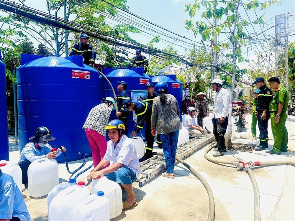 Công an tỉnh Bến Tre hỗ trợ nước ngọt cho người dân vùng hạn mặn. (Ảnh: Bộ Công an) Công an tỉnh Bến Tre hỗ trợ nước ngọt cho người dân vùng hạn mặn. (Ảnh: Bộ Công an)