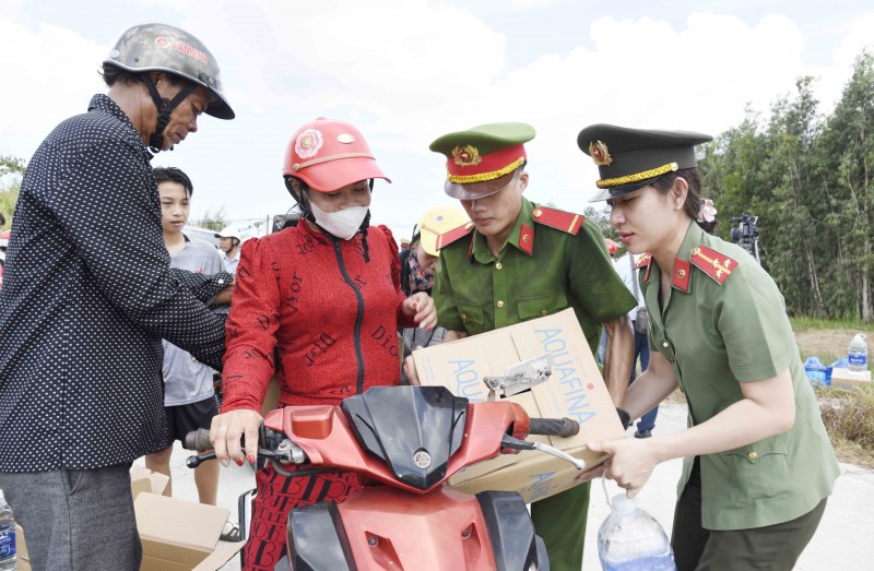 18/4, Công an tỉnh Cà Mau đã tặng 50 hộ dân tại ấp 1, ấp 2, ấp 3, xã Khánh Bình Tây Bắc, huyện Trần Văn Thời (tỉnh Cà Mau), mỗi hộ 65 lít nước uống đóng chai các loại. 18/4, Công an tỉnh Cà Mau đã tặng 50 hộ dân tại ấp 1, ấp 2, ấp 3, xã Khánh Bình Tây Bắc, huyện Trần Văn Thời (tỉnh Cà Mau), mỗi hộ 65 lít nước uống đóng chai các loại.