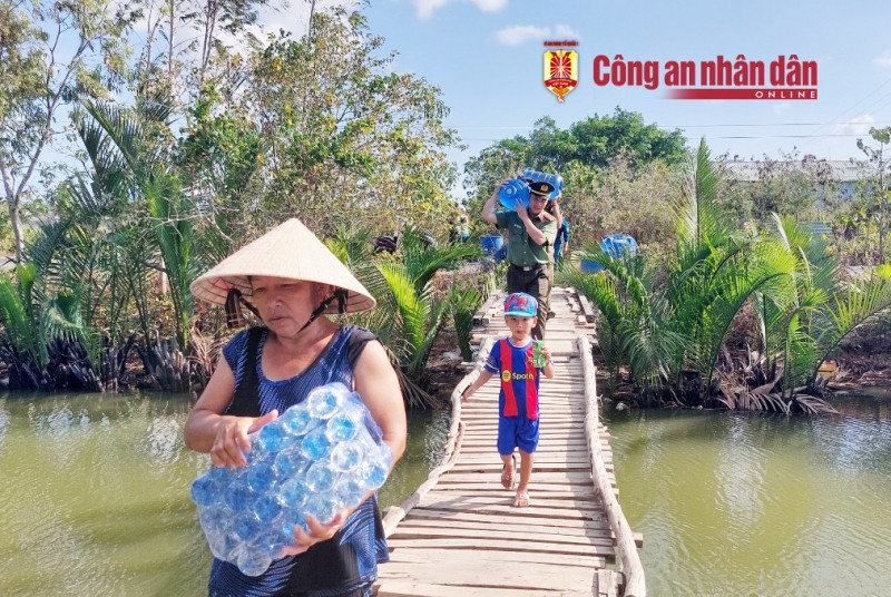 Ngày 15/4, tại ấp Nam Chánh, xã Lịch Hội Thượng, huyện Trần Đề (tỉnh Sóc Trăng), Công an tỉnh đã trao 150 thùng nước suối loại 21 lít/thùng; 150 lốc nước đóng chai cho bà con. Bên cạnh đó, Phòng Cảnh sát Phòng cháy chữa cháy& Cứu nạn cứu hộ Công an tỉnh Sóc Trăng tăng cường 2 xe bồn chở nước sinh hoạt hỗ trợ người dân với số lượng gần 10m3. Ngày 15/4, tại ấp Nam Chánh, xã Lịch Hội Thượng, huyện Trần Đề (tỉnh Sóc Trăng), Công an tỉnh đã trao 150 thùng nước suối loại 21 lít/thùng; 150 lốc nước đóng chai cho bà con. Bên cạnh đó, Phòng Cảnh sát Phòng cháy chữa cháy& Cứu nạn cứu hộ Công an tỉnh Sóc Trăng tăng cường 2 xe bồn chở nước sinh hoạt hỗ trợ người dân với số lượng gần 10m3.