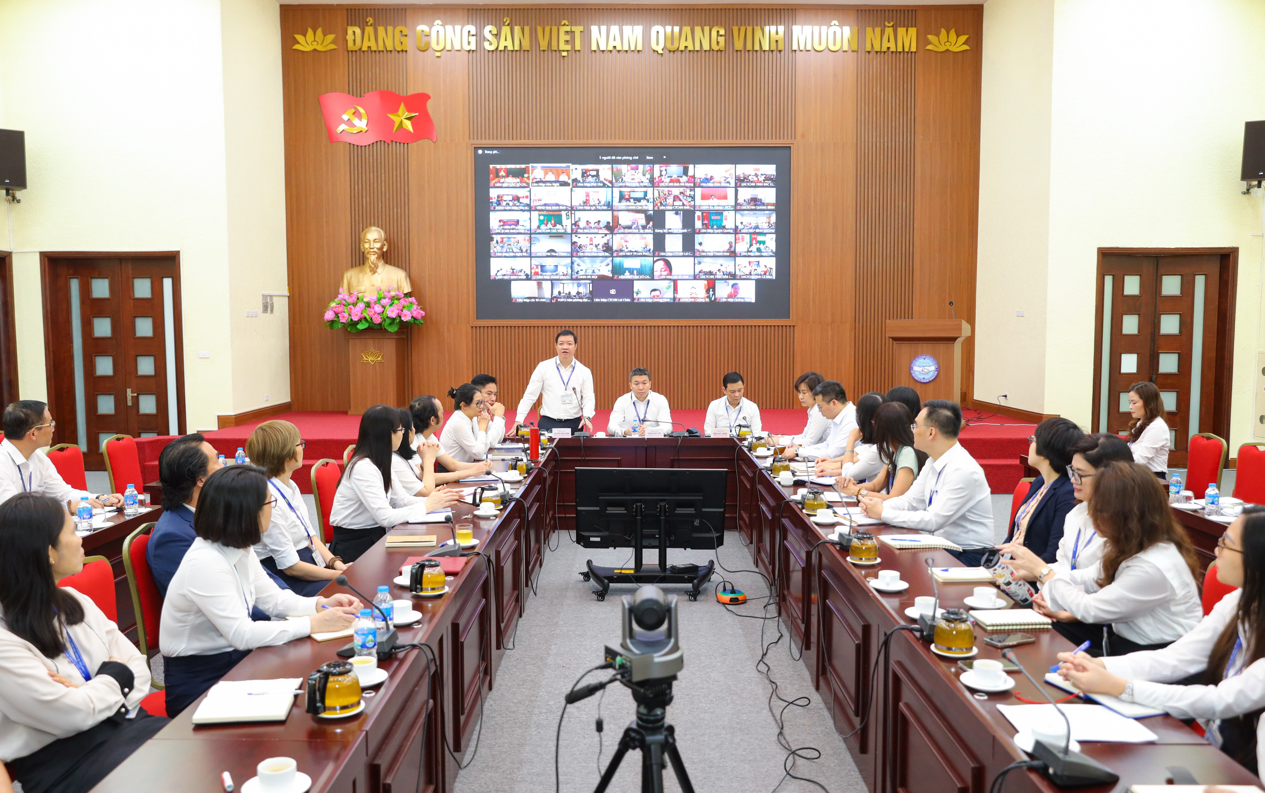 Hội nghị giao ban trực tuyến của Liên hiệp các tổ chức hữu nghị Việt Nam với 52 Liên hiệp các tổ chức hữu nghị tỉnh/thành phố (Ảnh: Đinh Hòa) Hội nghị giao ban trực tuyến của Liên hiệp các tổ chức hữu nghị Việt Nam với 52 Liên hiệp các tổ chức hữu nghị tỉnh/thành phố (Ảnh: Đinh Hòa)