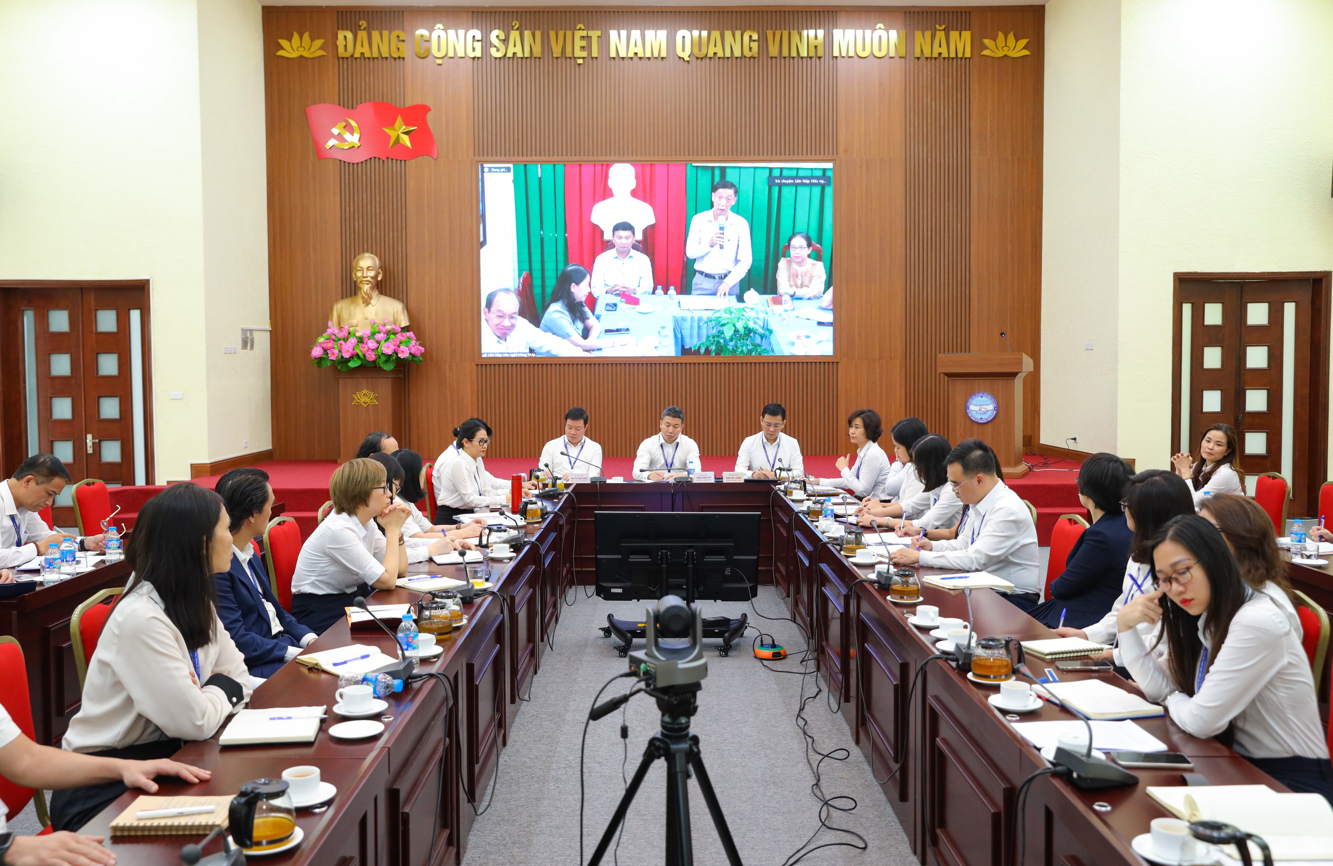 Ông Lê Xuân Hải, Chủ tịch Liên hiệp các tổ chức hữu nghị tỉnh Đồng Tháp phát biểu tại đầu cầu Đồng Tháp. (Ảnh: Đinh Hòa) Ông Lê Xuân Hải, Chủ tịch Liên hiệp các tổ chức hữu nghị tỉnh Đồng Tháp phát biểu tại đầu cầu Đồng Tháp. (Ảnh: Đinh Hòa)