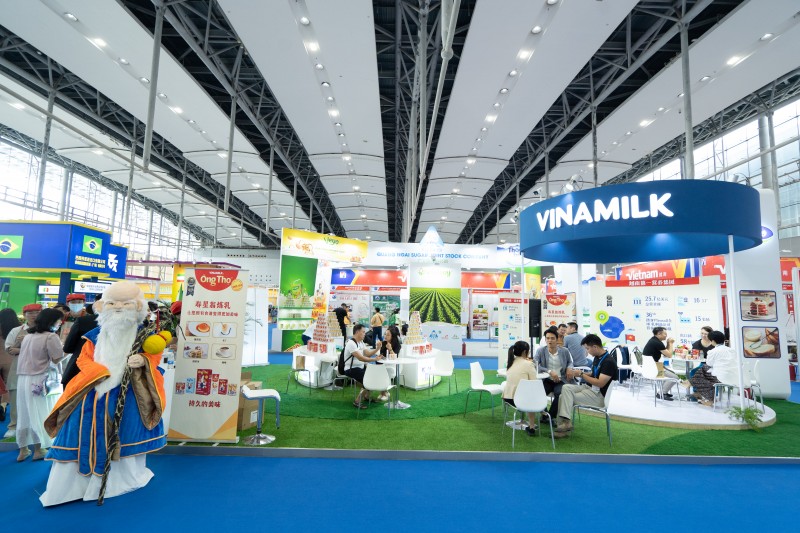 Vinamilk liên tiếp xuất hiện tại nhiều hội chợ quốc tế lớn ở các thị trường chủ lực như Dubal, Trung Quốc,… Vinamilk liên tiếp xuất hiện tại nhiều hội chợ quốc tế lớn ở các thị trường chủ lực như Dubal, Trung Quốc,…