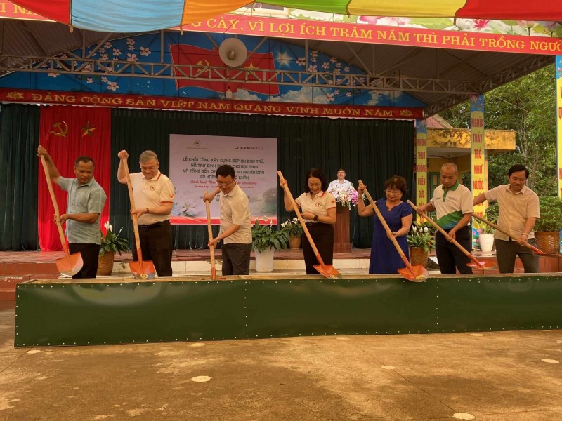 Diễn đàn Phụ nữ Việt Nam tại Châu Âu trao bò sinh sản cho 12 hộ nghèo ở tỉnh Điện Biên Diễn đàn Phụ nữ Việt Nam tại Châu Âu trao bò sinh sản cho 12 hộ nghèo ở tỉnh Điện Biên