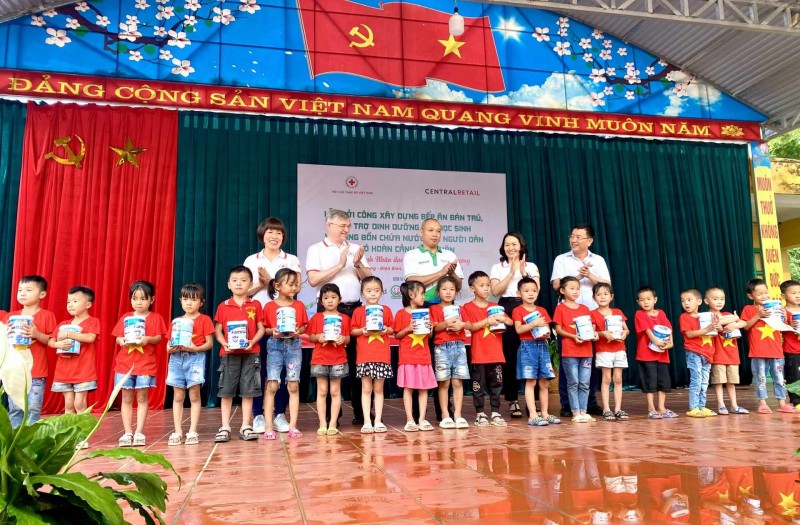 Diễn đàn Phụ nữ Việt Nam tại Châu Âu trao bò sinh sản cho 12 hộ nghèo ở tỉnh Điện Biên Diễn đàn Phụ nữ Việt Nam tại Châu Âu trao bò sinh sản cho 12 hộ nghèo ở tỉnh Điện Biên