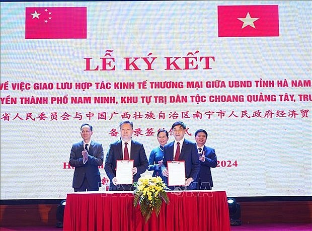 At the siging ceremony of the Memorandum of Understanding on strengthening economic and trade exchanges, and connectivity between Ha Nam province and Nanning city (Photo: VNA) At the siging ceremony of the Memorandum of Understanding on strengthening economic and trade exchanges, and connectivity between Ha Nam province and Nanning city (Photo: VNA)