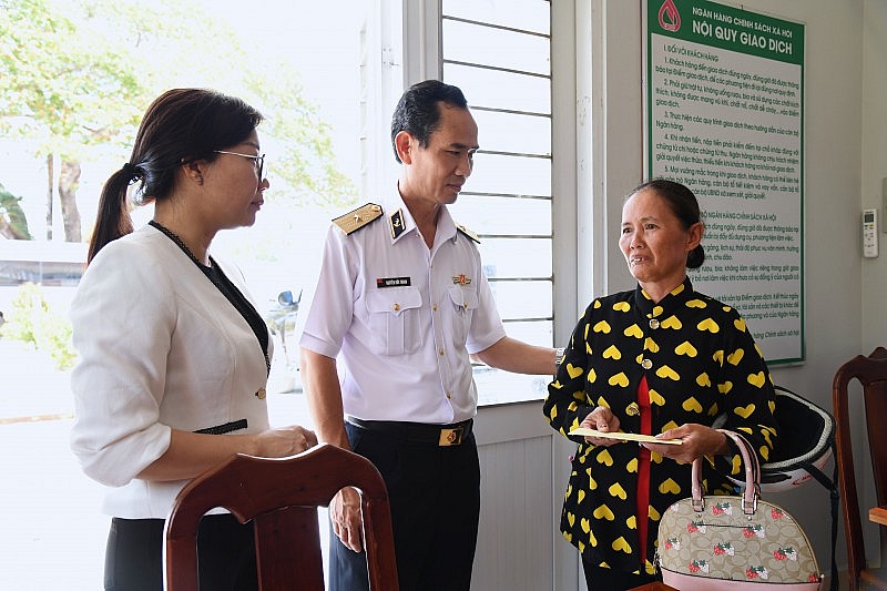 Chuẩn Đô đốc Nguyễn Hữu Thoan thăm hỏi, động viên người dân vùng hạn hán trên địa bàn xã Khánh Lâm. Chuẩn Đô đốc Nguyễn Hữu Thoan thăm hỏi, động viên người dân vùng hạn hán trên địa bàn xã Khánh Lâm.