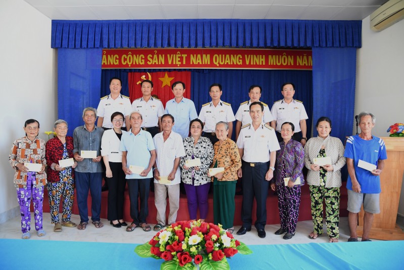 Những phần quà ý nghĩa của Bộ Tư lệnh Vùng 5 Hải quân được trao đến các hộ gia đình trên địa bàn xã Khánh Tiến. Những phần quà ý nghĩa của Bộ Tư lệnh Vùng 5 Hải quân được trao đến các hộ gia đình trên địa bàn xã Khánh Tiến.