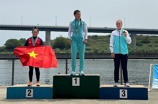 Nguyen Thi Huong (first left) finishes second in the women’s C1 200m of the 2024 Asian Canoe Sprint Championships in Japan, claiming an Olympic spot for Vietnam. (Photo: Vietnam sport team) Nguyen Thi Huong (first left) finishes second in the women’s C1 200m of the 2024 Asian Canoe Sprint Championships in Japan, claiming an Olympic spot for Vietnam. (Photo: Vietnam sport team)