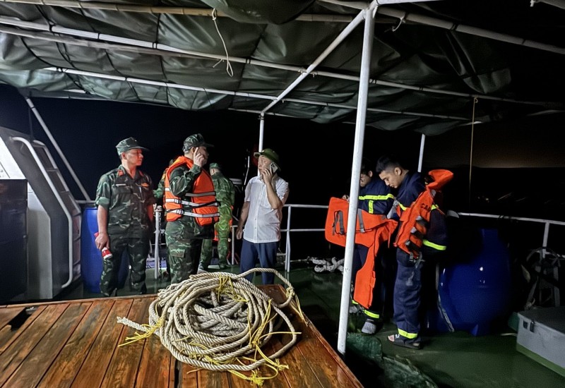 Quảng Ninh: 10 ngư dân gặp nạn trên biển được cứu hộ thành công Quảng Ninh: 10 ngư dân gặp nạn trên biển được cứu hộ thành công