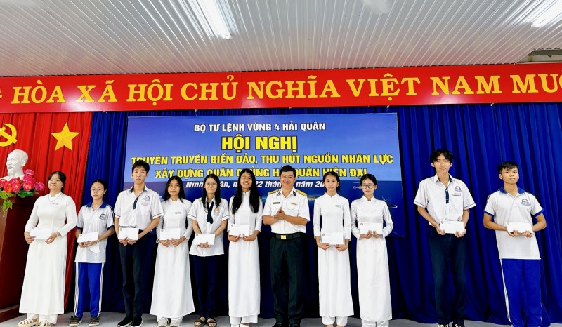 Vùng 4 Hải quân đưa thông tin về biển, đảo đến với các em học sinh tỉnh Ninh Thuận Vùng 4 Hải quân đưa thông tin về biển, đảo đến với các em học sinh tỉnh Ninh Thuận