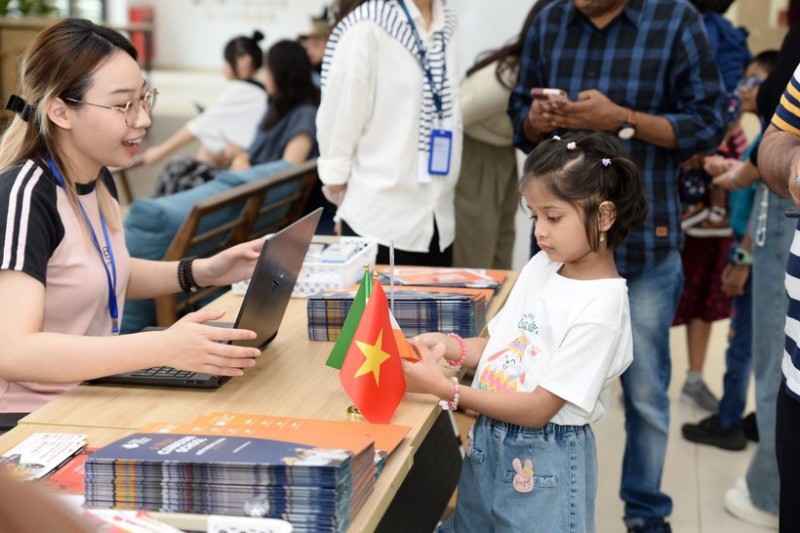 Các em học sinh đến từ 15 quốc gia được trải nghiệm văn hóa Ấn Độ ngay tại Hà Nội Các em học sinh đến từ 15 quốc gia được trải nghiệm văn hóa Ấn Độ ngay tại Hà Nội