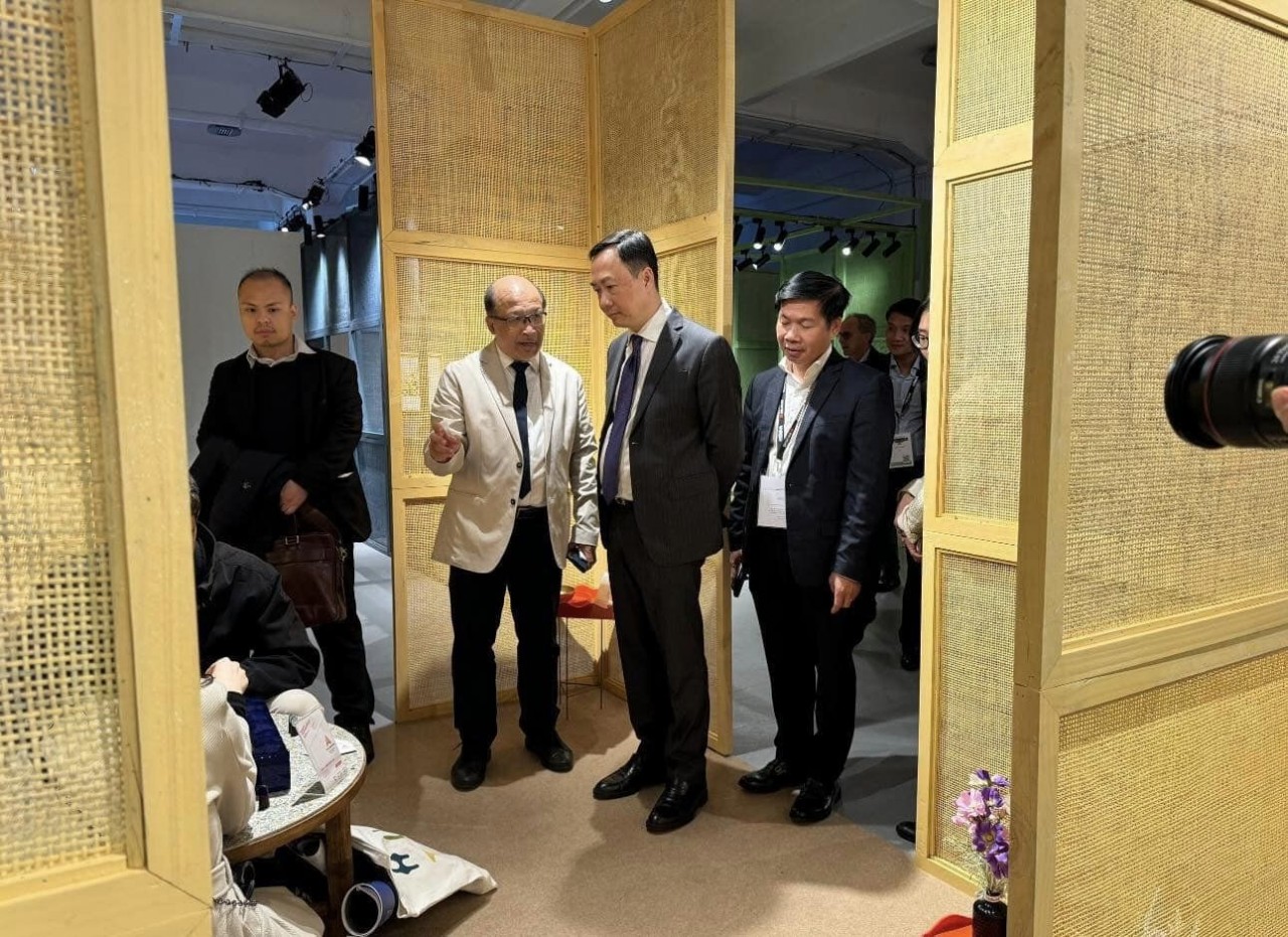 Ambassador to Italy Duong Hai Hung visits the Vietnam pavilion. Ambassador to Italy Duong Hai Hung visits the Vietnam pavilion.