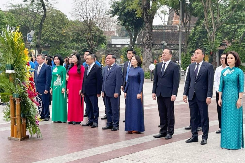 Hanoi Officials Pay Tribute to Lenin on His 154th Birthday Hanoi Officials Pay Tribute to Lenin on His 154th Birthday