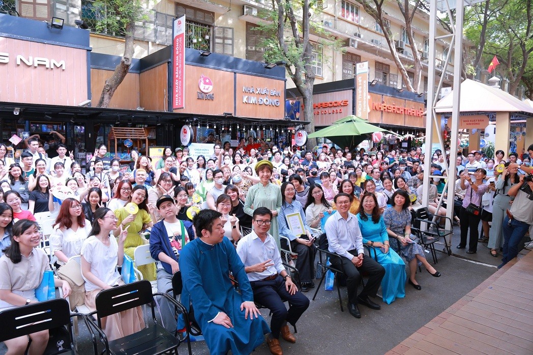 Japanese author Ono Eriko has an exchange on the Ho Chi Minh City book street with Vietnamese fans. Japanese author Ono Eriko has an exchange on the Ho Chi Minh City book street with Vietnamese fans.