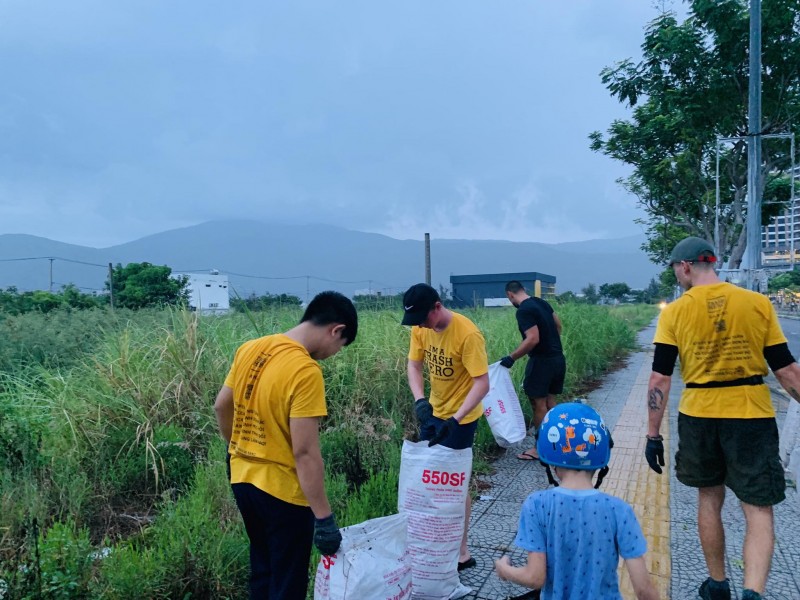 Những người bạn nước ngoài dọn rác trên bãi biển Đà Nẵng Những người bạn nước ngoài dọn rác trên bãi biển Đà Nẵng