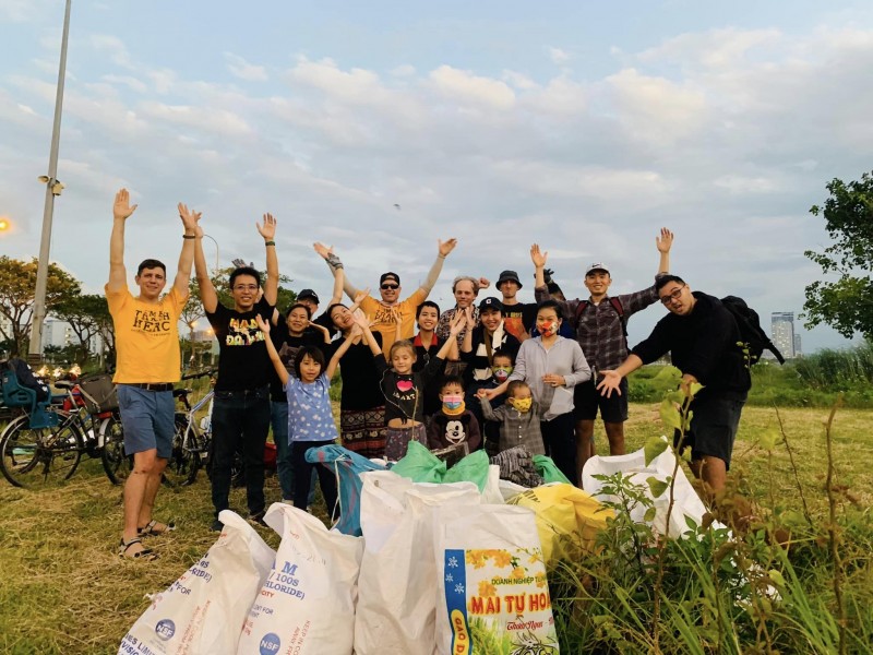 Những người bạn nước ngoài dọn rác trên bãi biển Đà Nẵng Những người bạn nước ngoài dọn rác trên bãi biển Đà Nẵng