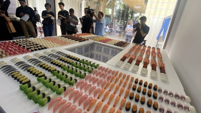 [Photo] Hanoian Foodies Say "I Love Sushi"