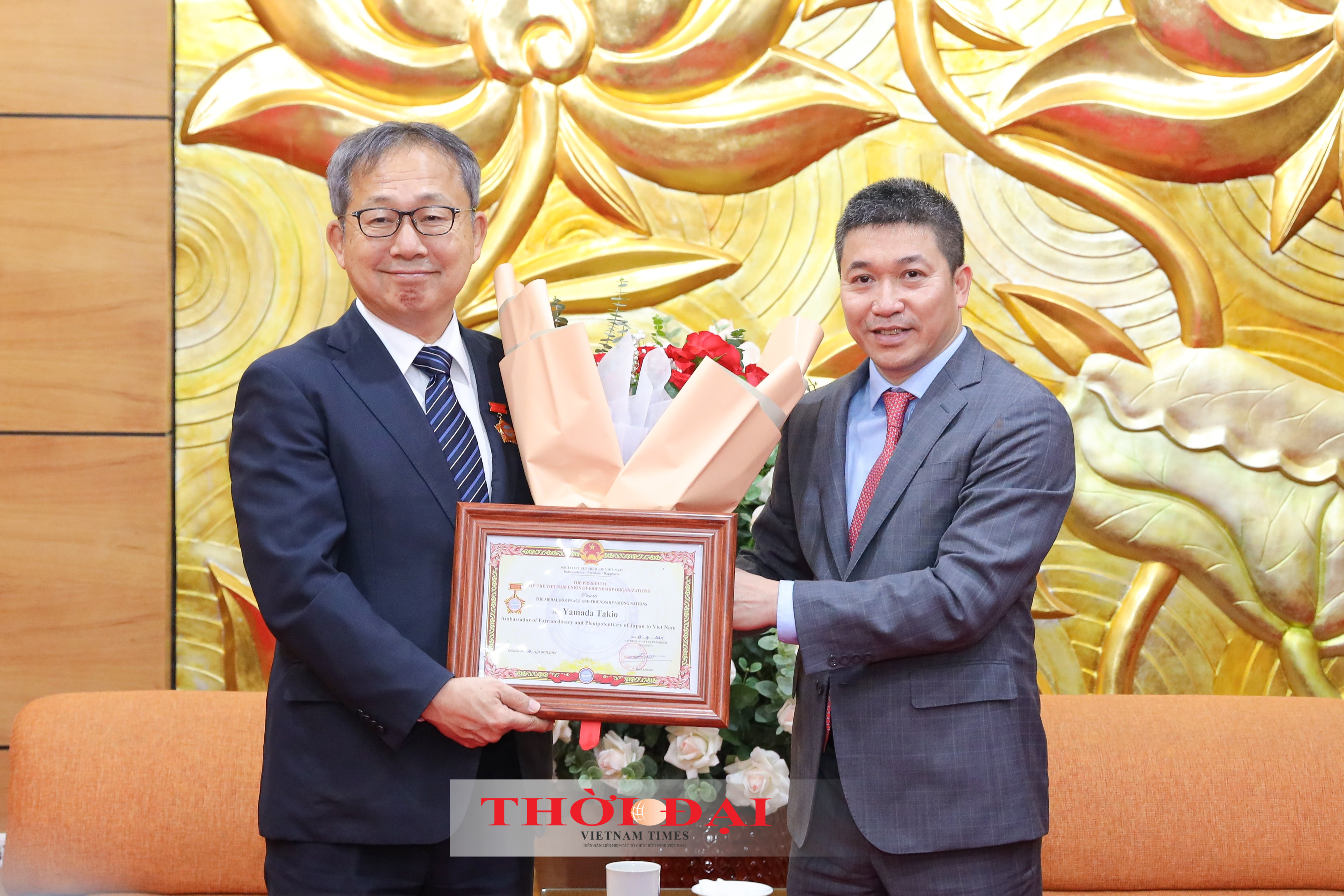 Ông Phan Anh Sơn (bên phải), Chủ tịch Liên hiệp các tổ chức hữu nghị Việt Nam trao tặng Kỷ niệm chương “Vì hòa bình, hữu nghị giữa các dân tộc” cho Đại sứ Yamada Takio. (Ảnh: Đinh Hòa) Ông Phan Anh Sơn (bên phải), Chủ tịch Liên hiệp các tổ chức hữu nghị Việt Nam trao tặng Kỷ niệm chương “Vì hòa bình, hữu nghị giữa các dân tộc” cho Đại sứ Yamada Takio. (Ảnh: Đinh Hòa)