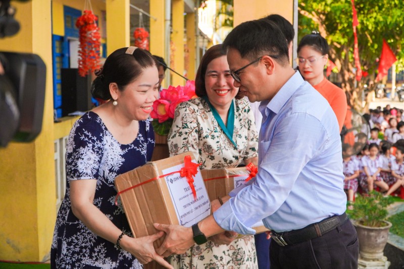 Zhi-Shan Foundation bàn giao 125 tủ sách cho 13 trường mầm non và tiểu học trên địa bàn huyện Phú Lộc, Huế Zhi-Shan Foundation bàn giao 125 tủ sách cho 13 trường mầm non và tiểu học trên địa bàn huyện Phú Lộc, Huế