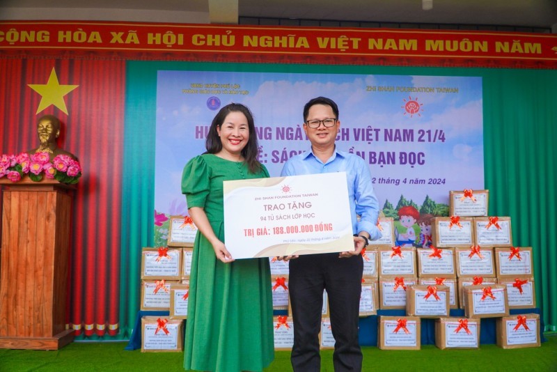 Zhi-Shan Foundation Hosts Bookcases Handle Ceremony in Phu Loc District Zhi-Shan Foundation Hosts Bookcases Handle Ceremony in Phu Loc District